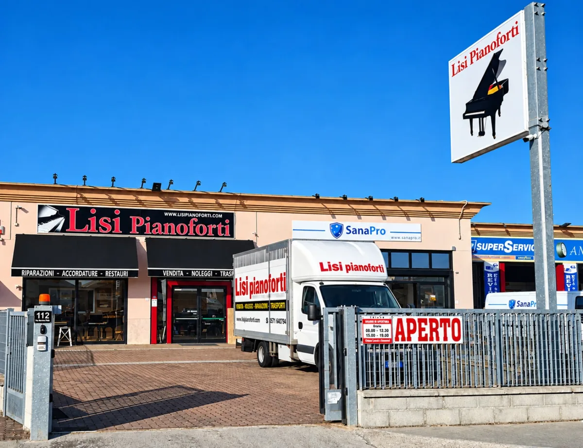 L'ingresso del negozio Lisi Pianoforti in Via Sandro Pertini 112 a Calcinaia, con il mezzo per il trasporto pianoforti