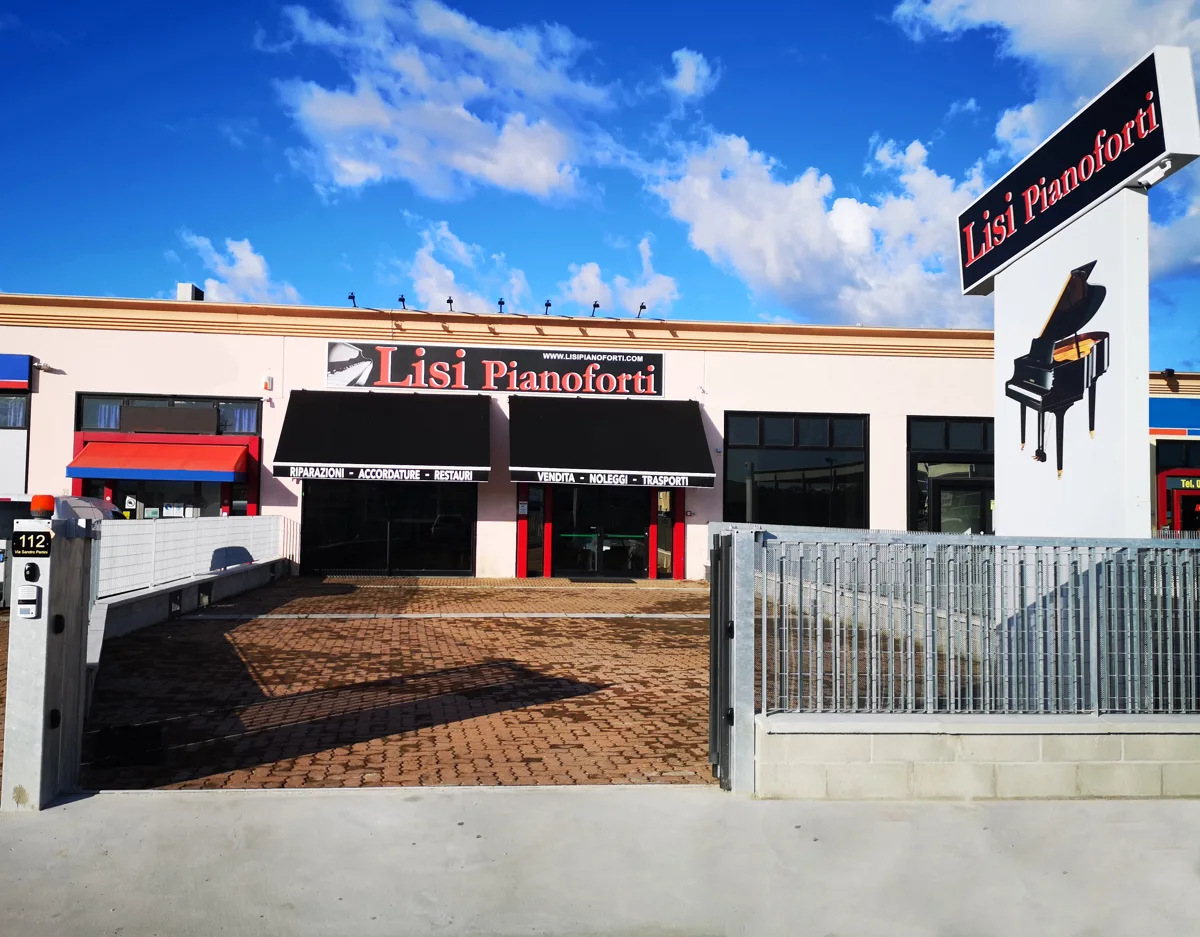 Esterno dello showroom Lisi Pianoforti a Calcinaia