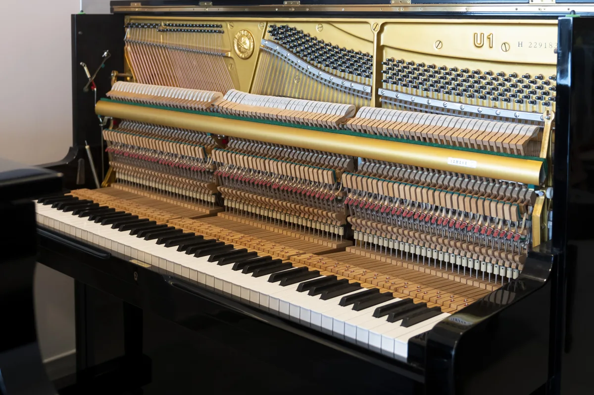 Meccanica e tastiera di un pianoforte verticale Yamaha