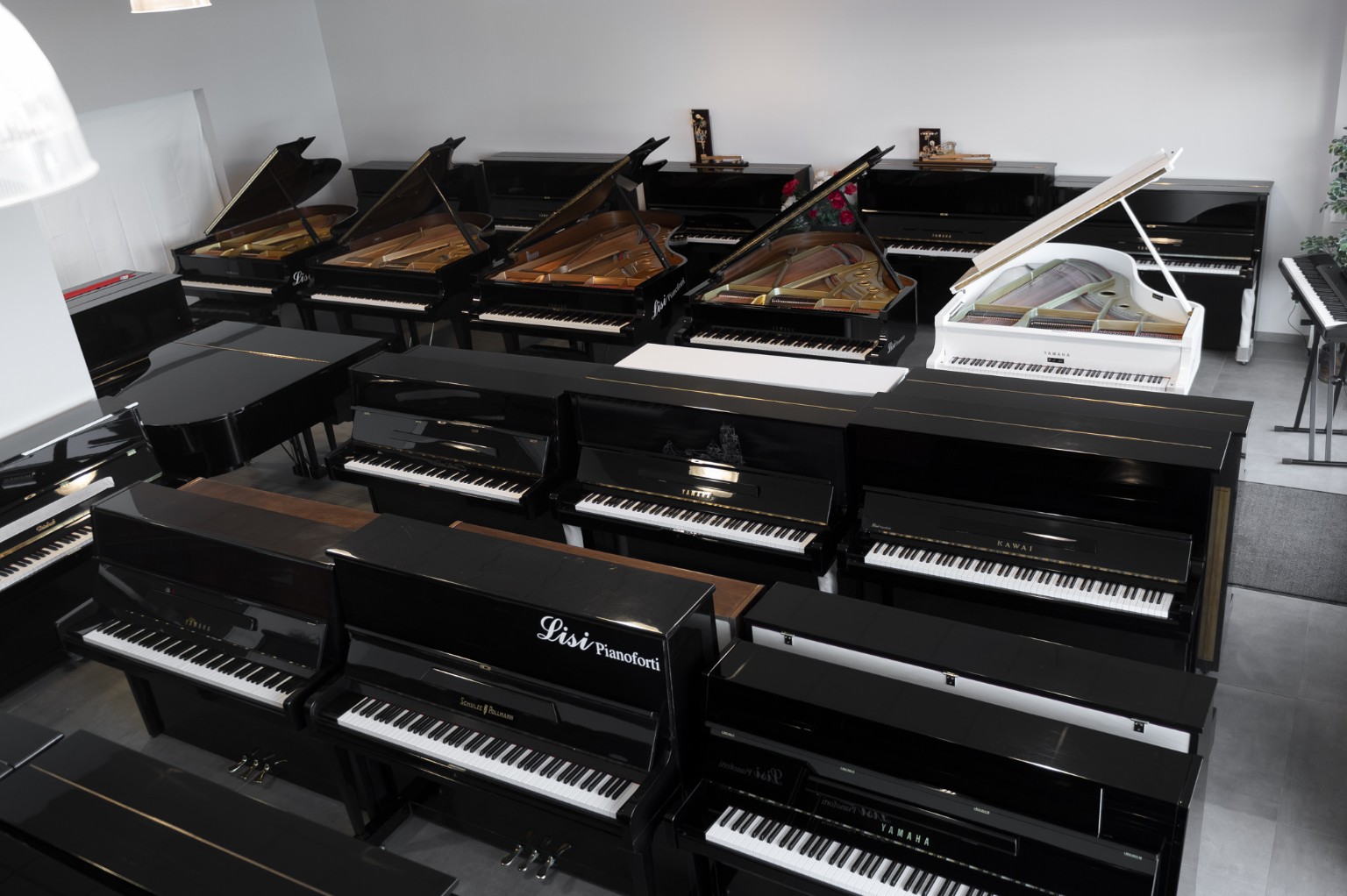 Pianoforte a coda Yamaha nello showroom Lisi Pianoforti